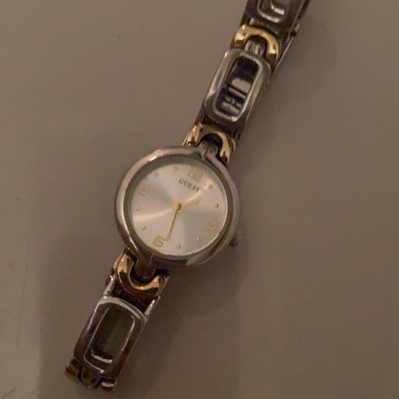 Guess is two-tone Gold & Silver watch - Picture 4 of 6
